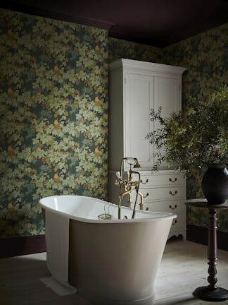 Wallpaper: Vine – Verde, Skirting & Ceiling: Purple Brown, Bath: Rolling Fog – Dark, Dresser: Portland Stone – Dark 